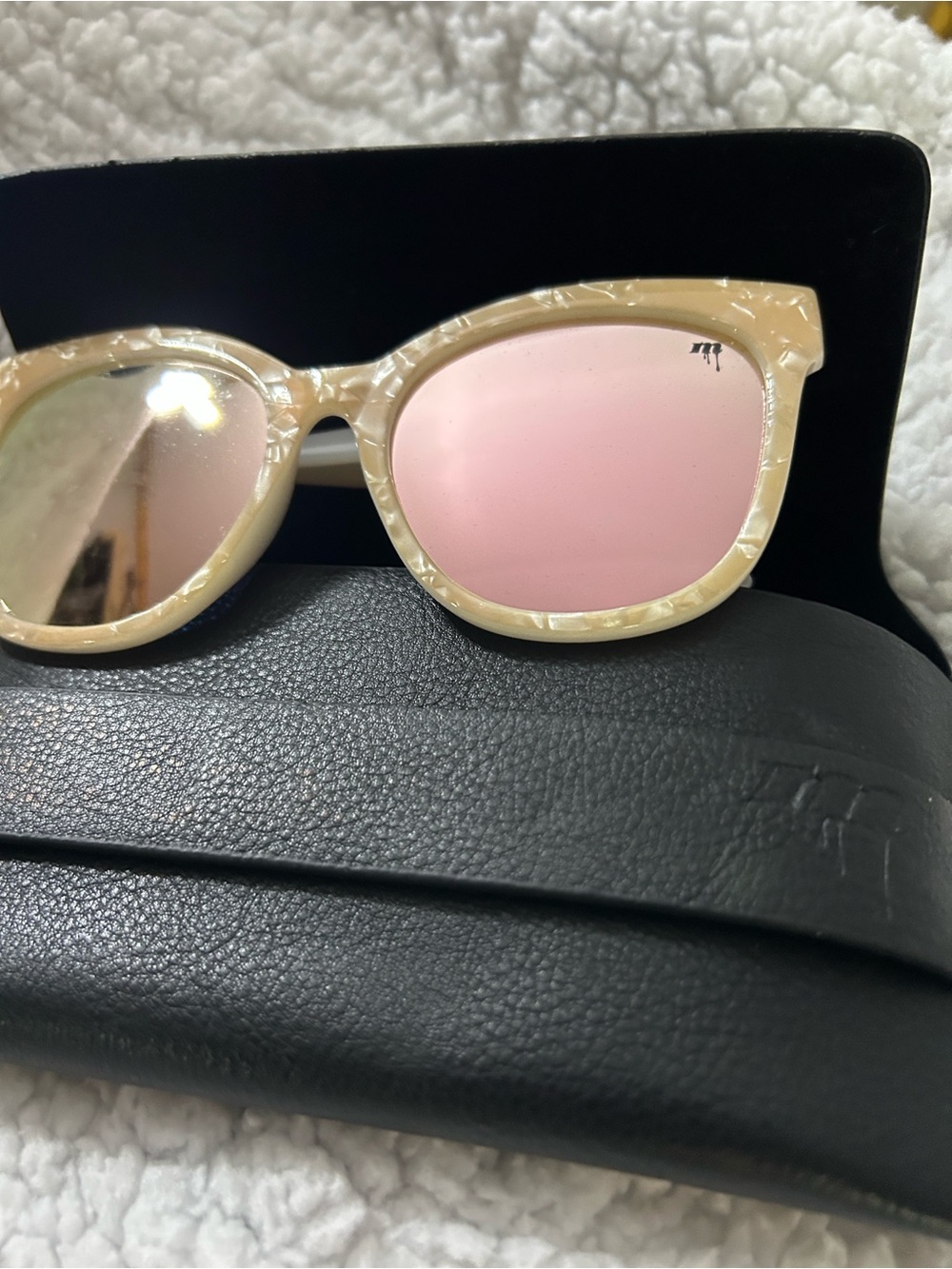 Stylish Cat-Eye Sunglasses in Cream with Pink Mirrored Lenses